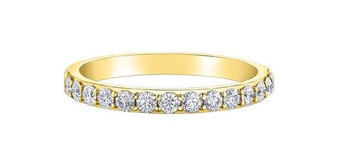 Yellow gold Maple Leaf Canadian diamond ring