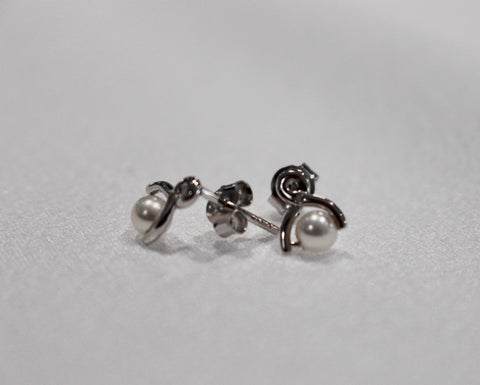 WHITE ICE PEARL & DIA EAR