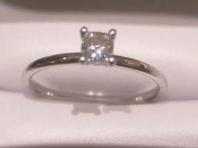 10kw princess .24ct can cushion dia eng ring
